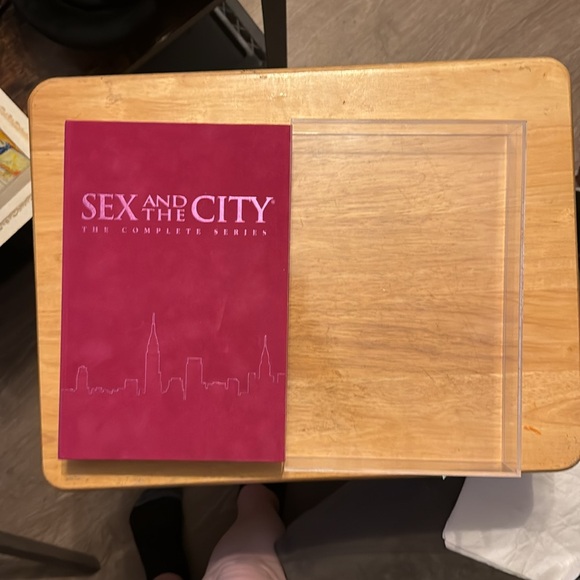 Sex And The City Complete series, 20-Disc DVD set in Pink velvet case HBO 2005 - Picture 2 of 3